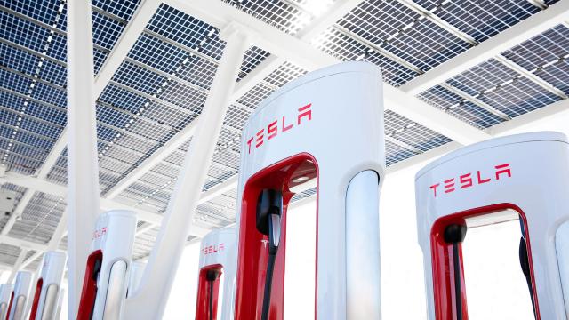 Tesla открыла свои зарядные станции для авто любых марок