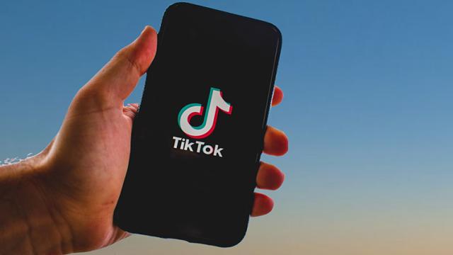 TikTok потребовал маркировать ролики с дипфейками