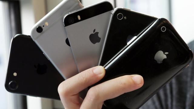 «Превратятся в кирпич»: эксперт Роскачества предупредил владельцев iPhone
