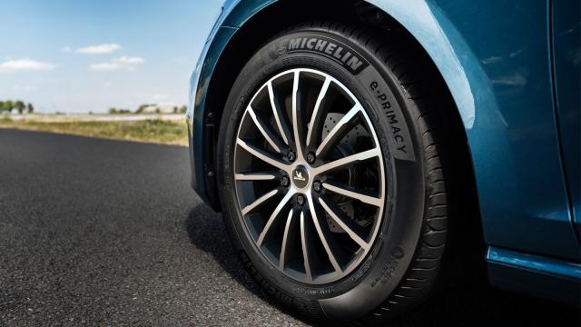 Электромобили Tesla могут получить инновационные безвоздушные шины Michelin