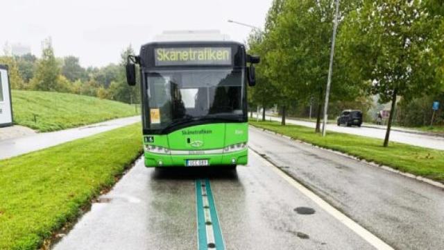 В Швеции построят дорогу, которая заряжает электрокары на ходу