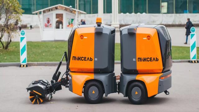 На московских улочках появился «Пиксель»: это российский робот-уборщик