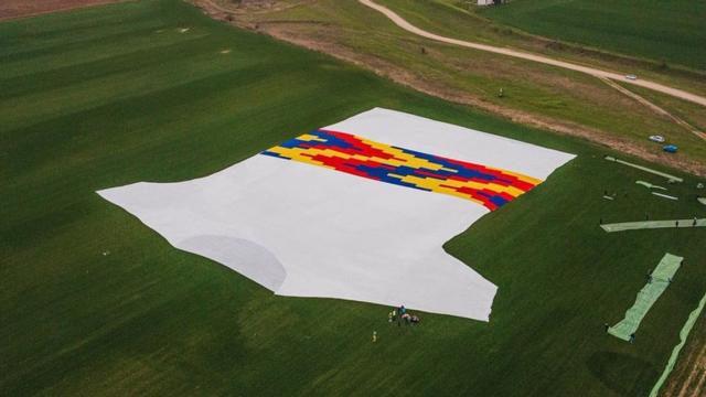 Самую большую футболку в мире показали с высоты птичьего полета