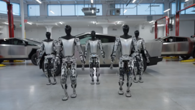 Tesla показала обновленных роботов-гуманоидов