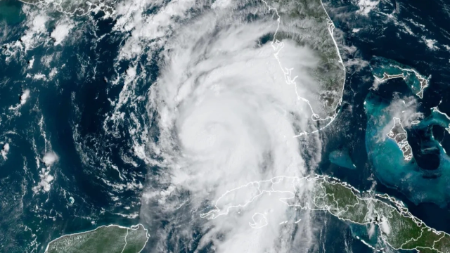 Бушующий ураган «Идалия» показали со спутника