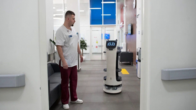В московских больницах появились роботы-помощники