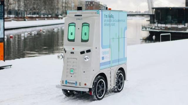 По улицам Хельсинки ездит забавный говорящий робот-доставщик