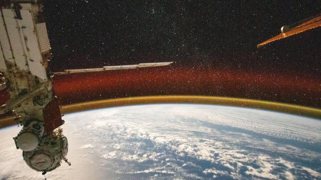 Свечение атмосферы Земли показали с МКС