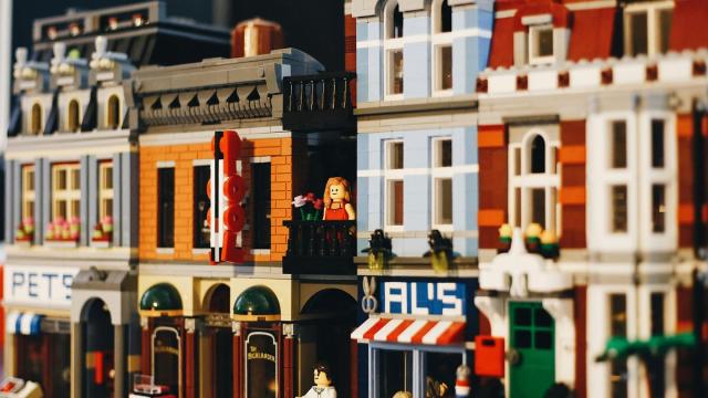 Сколько комнат занимает самая большая коллекция LEGO в мире (видео)