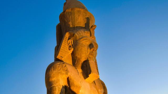 Археологи спустя 100 лет нашли недостающую часть статуи Рамсеса II