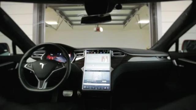 Tesla решила подарить всем американским владельцам своих электромобилей месяц доступа к автопилоту