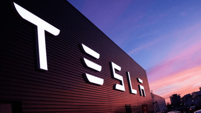Tesla планирует уволить около 10% сотрудников