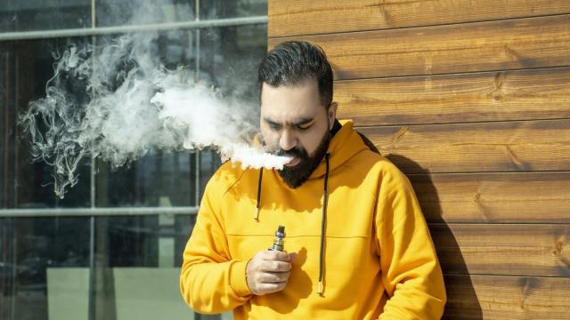 В Казахстане ввели полный запрет на вейпы. А что в России?