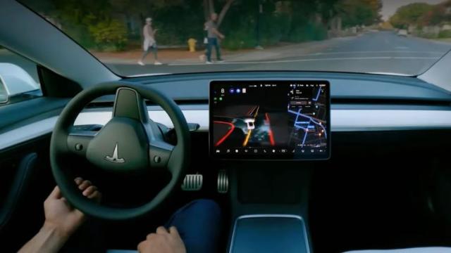 Илон Маск утверждает, что автопилот Tesla сейчас позволяет целый год ездить без вмешательства водителя