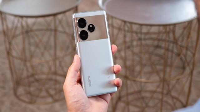 Первый обзор realme GT6: флагманы напряглись?