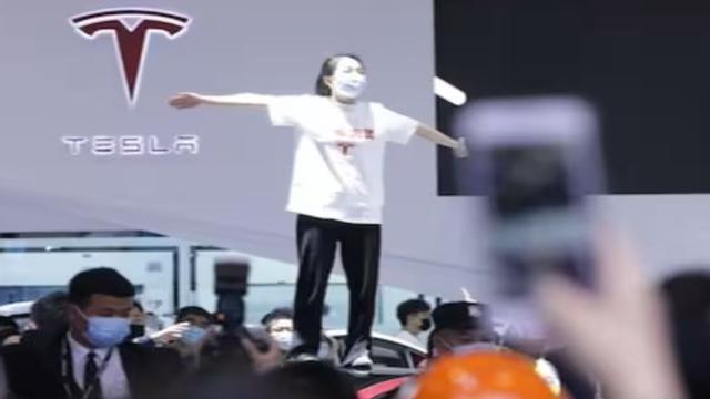 Протестное выступление на крыше Tesla Model 3 обернулось для китаянки обвинениями в клевете и штрафом в $23 400