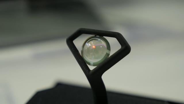 Разработана заряжающаяся от слез батарея