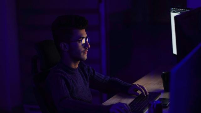 Сидеть ночью перед экраном опасно: и вот почему