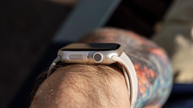 Bloomberg: следующие Apple Watch могут оказаться пластиковыми