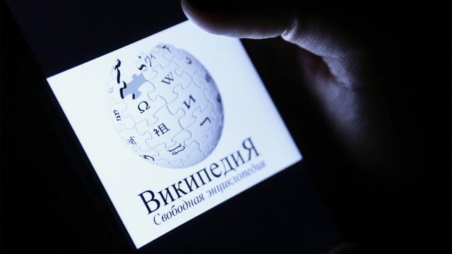 «Википедия» официально добавила темную тему