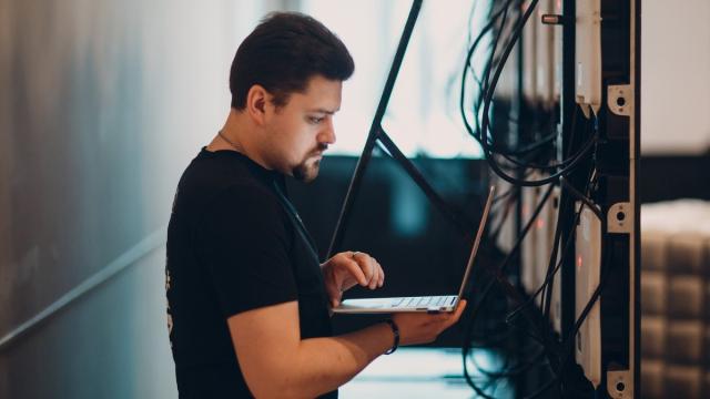 «Выключить и включить пробовали?» Кто такие системные администраторы?