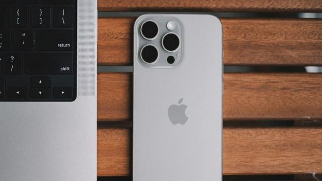 Премиальный iPhone 15 Pro Max подешевел в России на 40%