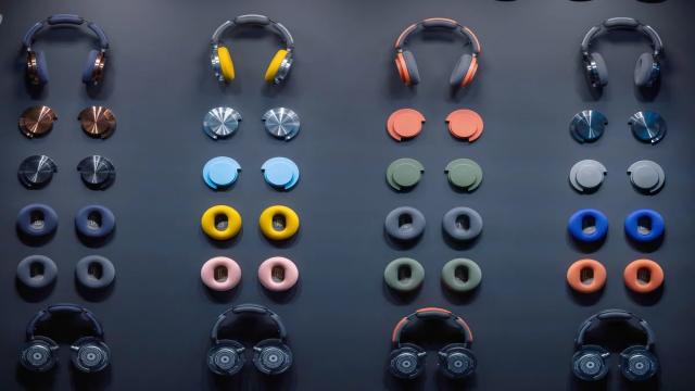 Dyson выпустил новые полноразмерные наушники OnTrac для конкуренции с AirPods Max. В них можно поменять почти всё