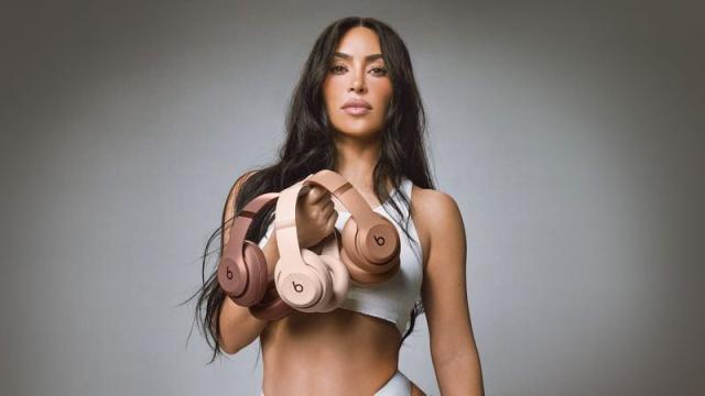 Ким Кардашьян показала новую коллекцию наушников Beats Studio Pro