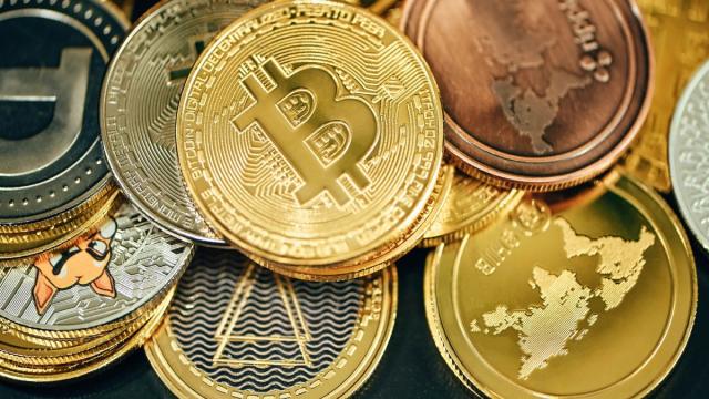 Крах рынка криптовалют: почему лидеры топ-10 летят вниз