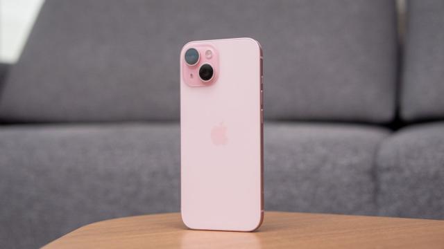 Популярный iPhone 15 подешевел в России на 50 000 рублей