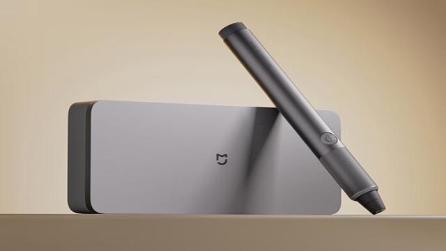 Представлена портативная мини-дрель Xiaomi MIJIA Electric Sharpener с кучей сменных насадок. Она размером с ручку, а стоит сущие гроши