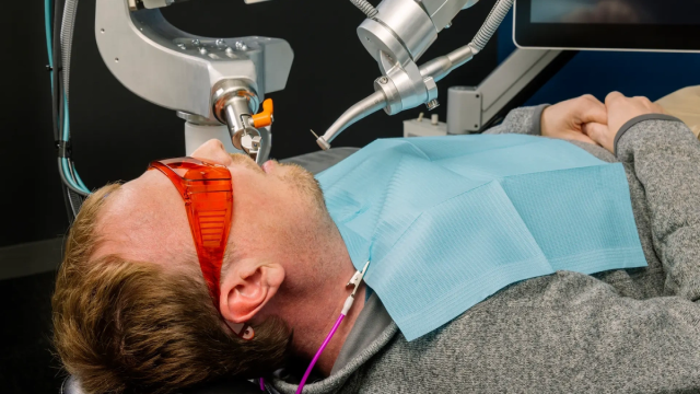 Робот-стоматолог провел первую в мире процедуру на человеке