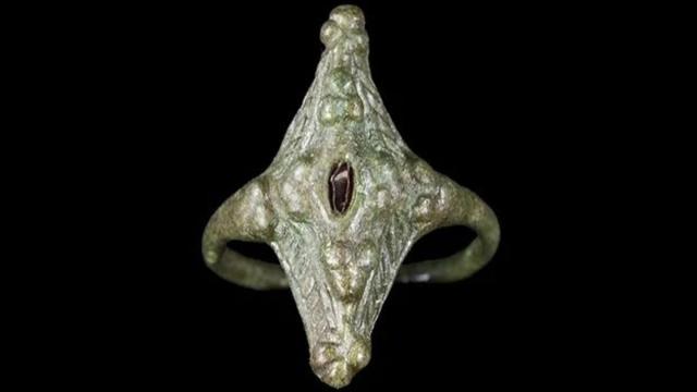 В Шотландии откопали 1000-летнее кольцо с красным камнем