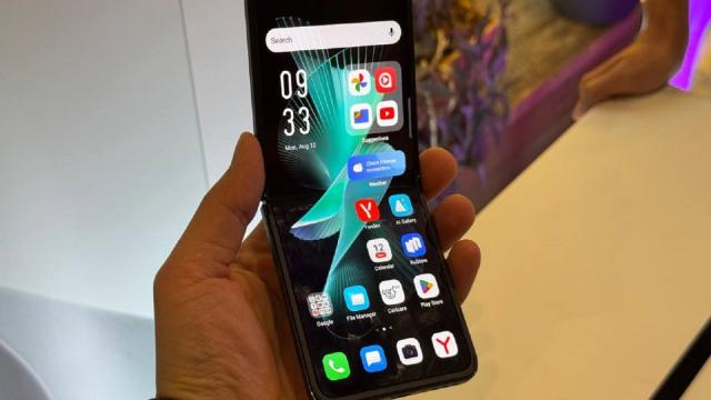 Журналисты случайно заметили в России неанонсированную «раскладушку» Infinix ZERO Flip