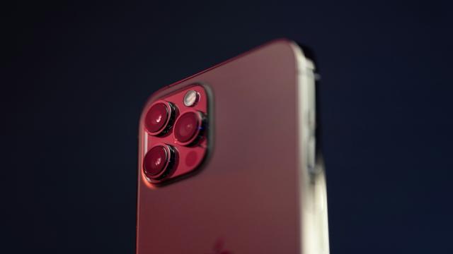 Apple покарала двух «мастеров по айфонам»