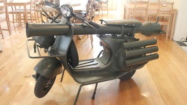 В сети продают скутер Vespa со встроенной базукой