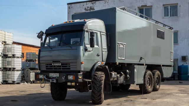 Из старого КамАЗа сделали современный дом на колесах (фото)