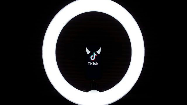 Искусственный интеллект уже забрал работу у 700 сотрудников TikTok. На очереди еще тысячи