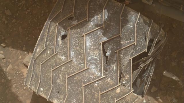 Колеса марсохода Curiosity находятся в критическом состоянии (фото)