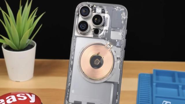 Мужчина собрал первый прозрачный iPhone