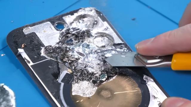Умельцы собрали прозрачный iPhone 16 Pro, и он выглядит просто потрясно