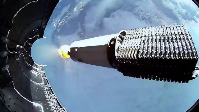 Эффектные кадры: SpaceX показала связку спутников Starlink на орбите (видео)