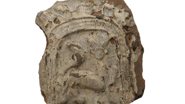 В Москве нашли старинные плитки с кошками в коронах: зачем они нужны