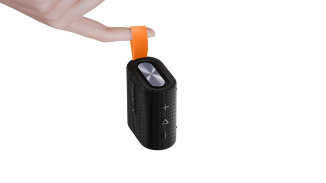 Нашли на AliExpress: суперкомпактная колонка Xiaomi. 10 часов музыки и помещается в ладони