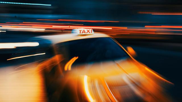 Раскрыты заработки таксистов в Москве. Работают на износ, получают копейки