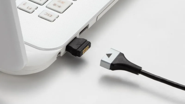 Sanwa выпустила «безопасный» Ethernet-кабель на магните