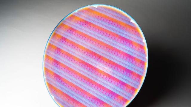 В ближайшие три года крупнейшим клиентом Intel будет оставаться она сама