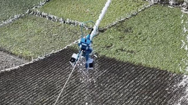 Видео: как китайские беспилотники убирают лед с линий электропередачи