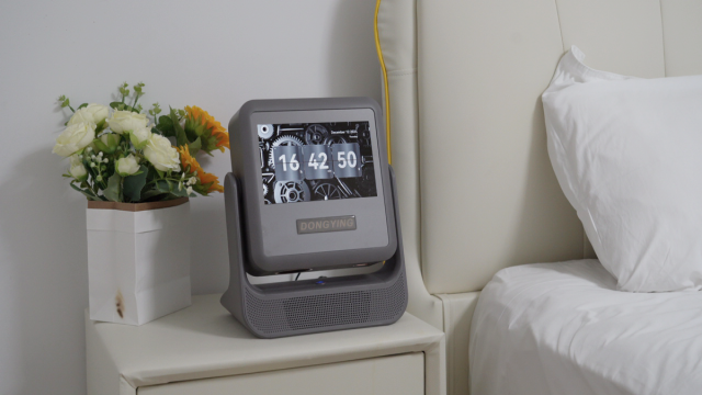 Проектор, дисплей и часы в одном: стартап представил необычные устройство