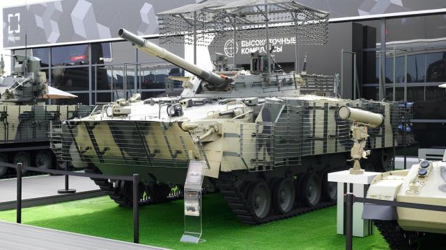 Стреляет на плаву: Россия представила новую версию БМП-3